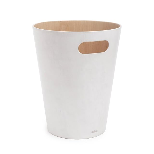 Papelera de madera Umbra Woodrow en una oficina en casa