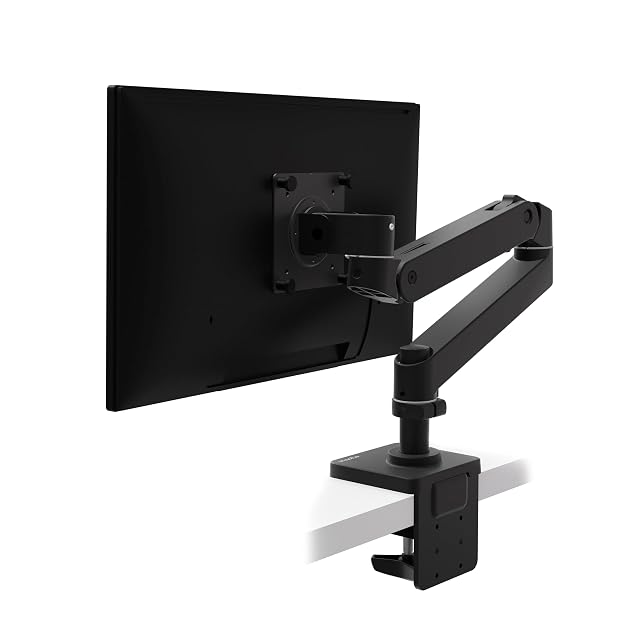 Brazo de monitor Ergotron LX Pro sosteniendo un monitor grande sobre un escritorio